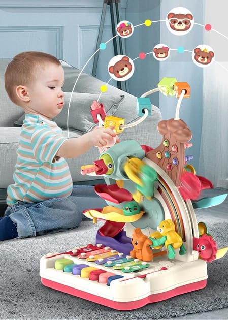 Centre de jeux en développement piano, xylophone, balles, vers magnétiques